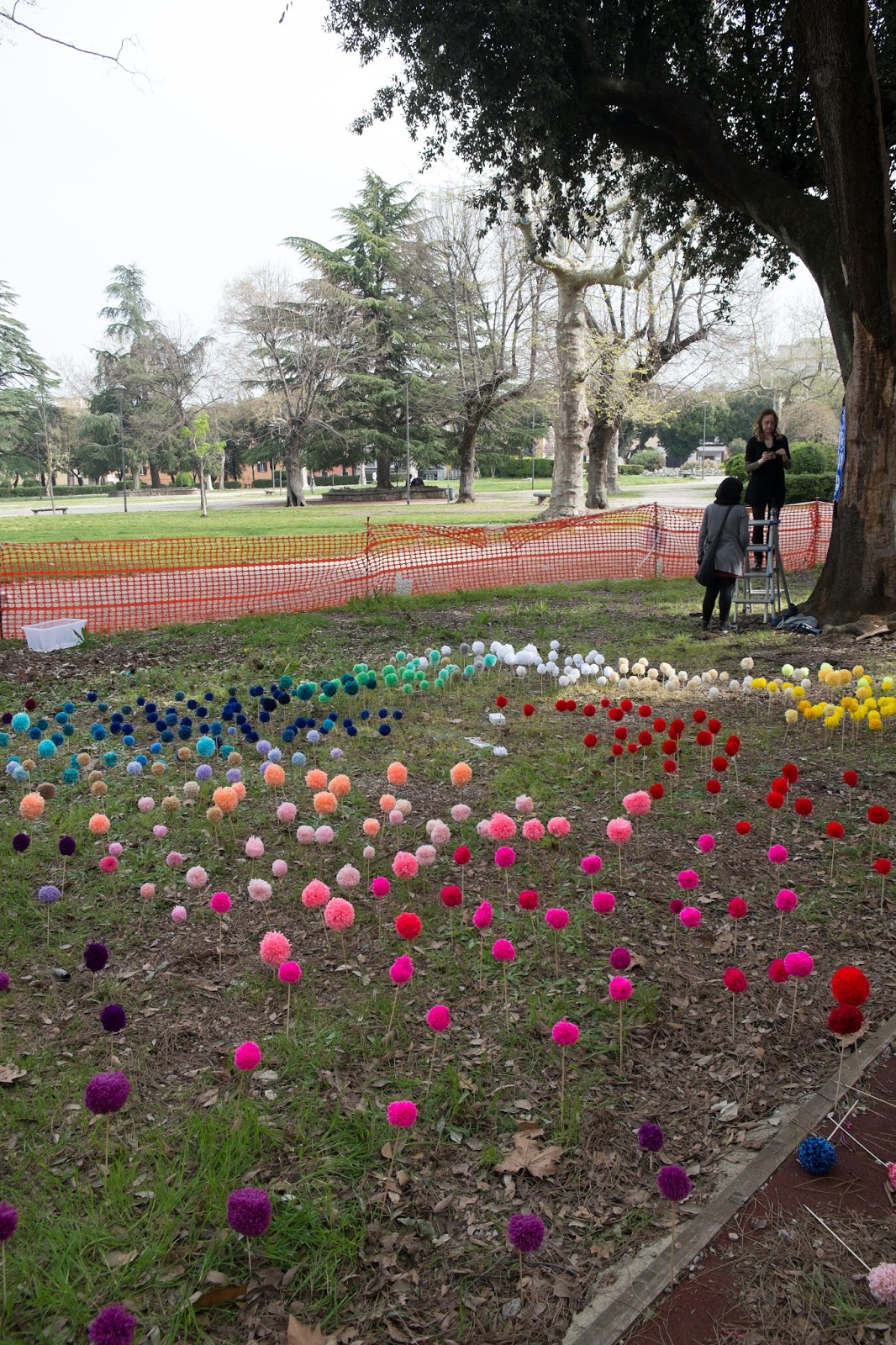 Yarn Bombing Viterbo Prato Giardino, colore contro il degrado. Report