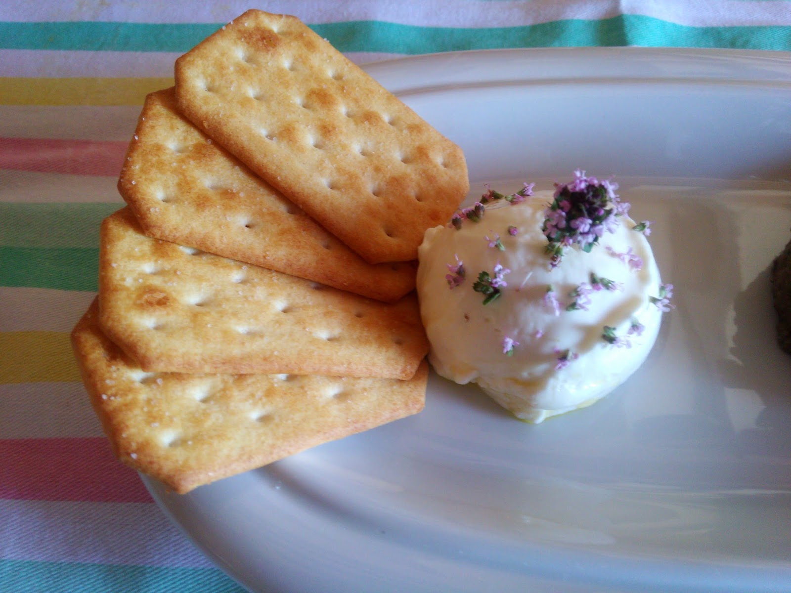 Cosas de Sofía Tapenade y queso con galletas saladas