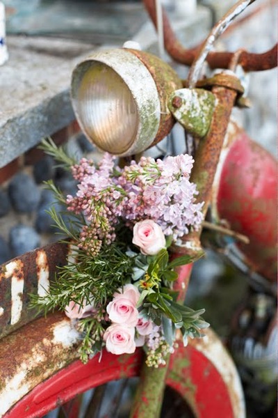 These fresh flowers bring new life to this rustic and weathered bicycle frame
