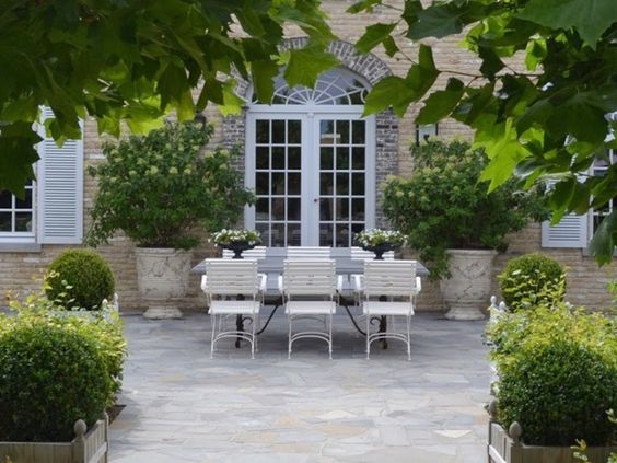 Belgian interior design and garden inspiration from the home of Greet Lefevre, author of Belgian Pearls blog. Come be inspired by BELGIAN DESIGN FROM A BELGIAN PEARL. #belgianstyle #belgiandesign #interiordesigninspiration #belgiangarden #europeancountryhouse #elegantdecor #belgianlinen #orangerie #lefevre #greetlefevre #belgianpearls