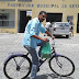 POLÍTICA / Vereador eleito fazendo campanha de bicicleta teme perder o transporte por causa de dívidas