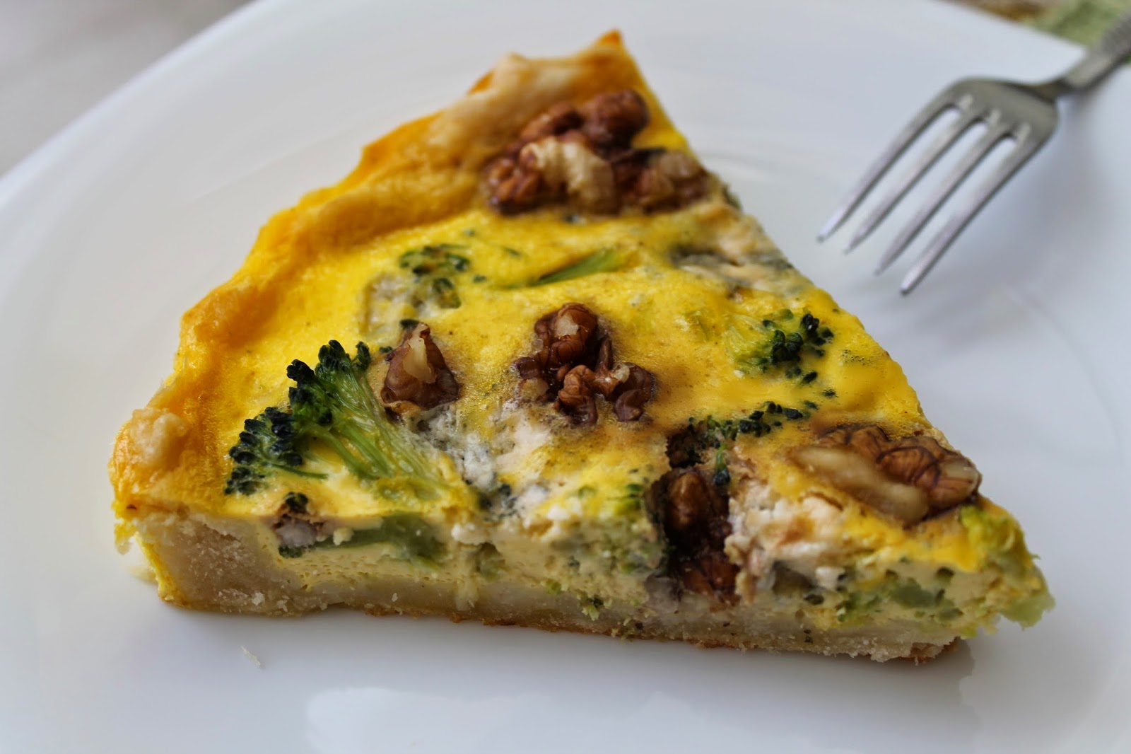 Салат с голубым сыром. Салат с сыром дор блю. Салат с сыром дор блю. Блюда с голубым сыром. Брускетты с грушей и дор блю.