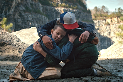 Eleven, Mike y Dustin se abrazan en 'Stranger Things'
