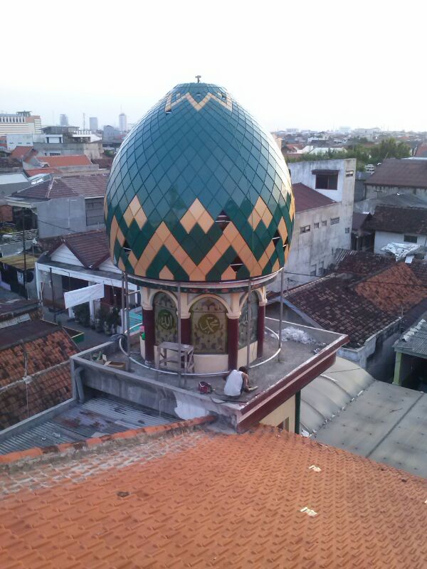Kubah Menara Masjid Rangkah,Surabaya, dikerjakan CV. Micro 2000 Kubah Menara bahan panel enamel