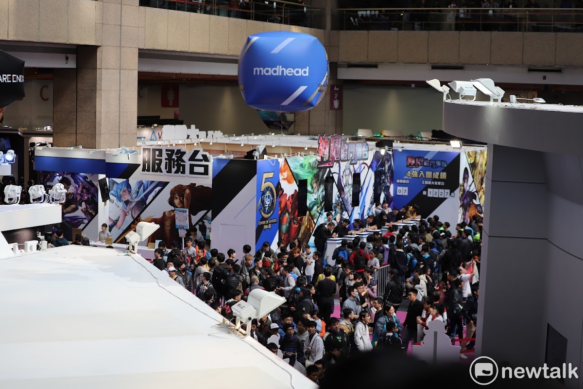 台北電玩展現場高舉紅牌表示：「本區空氣品質不佳，為維健康，請稍後再入場」