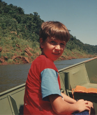Navegando pelo Rio Iguaçu, prestes a completar 12 anos de idade, este que vos escreve não usou o colete salva-vidas, que sequer foi oferecido no passeio. Outros tempos.