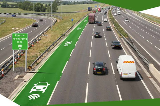 英國首見「電動車專用車道」，免停車也能充