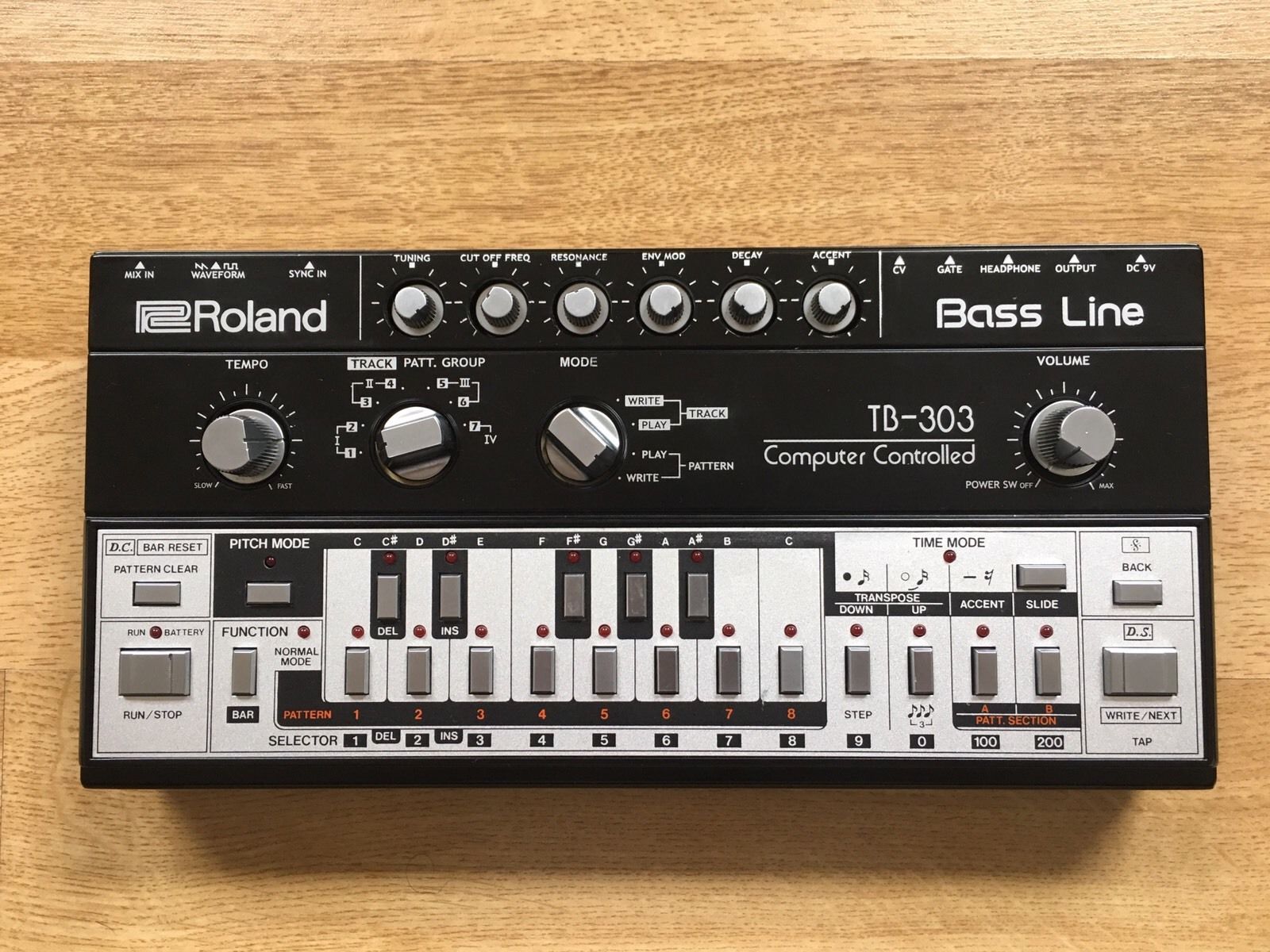 MATRIXSYNTH SUPERB! BLACK Roland TB303 *ACID BASSLINE SYNTH* w/ Roland