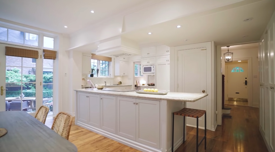 26 Interior Design Photos vs. 44 Old Bridle Path, Toronto Luxury Home Tour