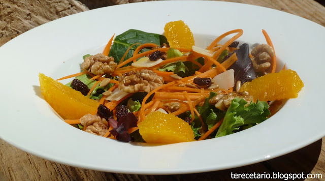  ENSALADA DE NARANJA, FRUTOS SECOS Y PARMESANO 