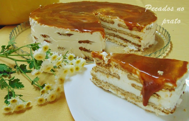 Bolo de bolacha com molho de caramelo