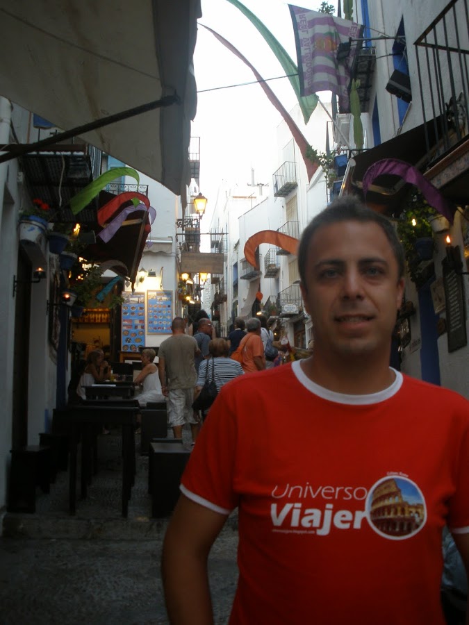 Las calles de Peñíscola están llenas de vida y colorido.