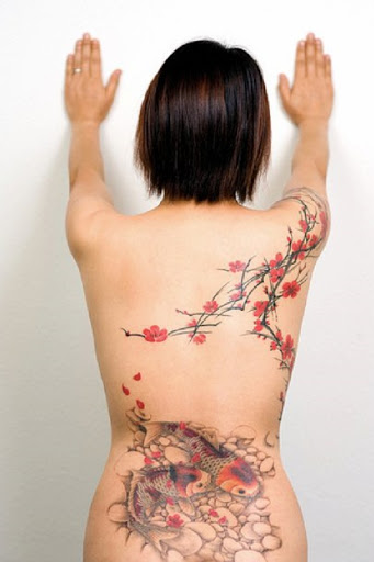 Encantador da flor de cerejeira tatuagem nas costas por Joey Pang. Os finos traços da flor de cerejeira ramos de criar uma perfeita aura para o sereno e tranquilo flores de cerejeira como eles gentilmente olhar sobre um lago com peixes Koi. (Foto: Fontes de imagem)