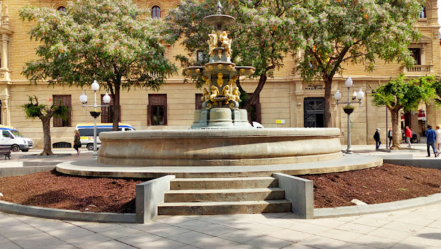 Solución Floral en La Fuente de las Musas  (Plaza de Navarra-Huesca)