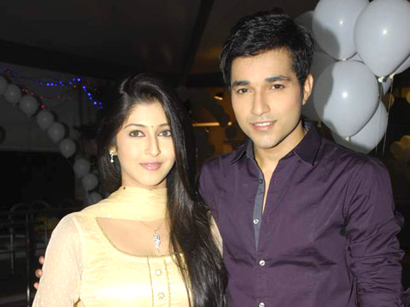 Koi Kali Ek Subah Ko Song Lyrics Tum Dena Saath Mera Life Ok Telly Samachar Khaamosh ho gaya tha mera ye jahaan us waqt humsafar the jaane tum kahaan kaise bayaan karoon apni majbooriyaan ek lamhe mein huye meelon ki dooriyaan jab tumko dena. koi kali ek subah ko song lyrics tum