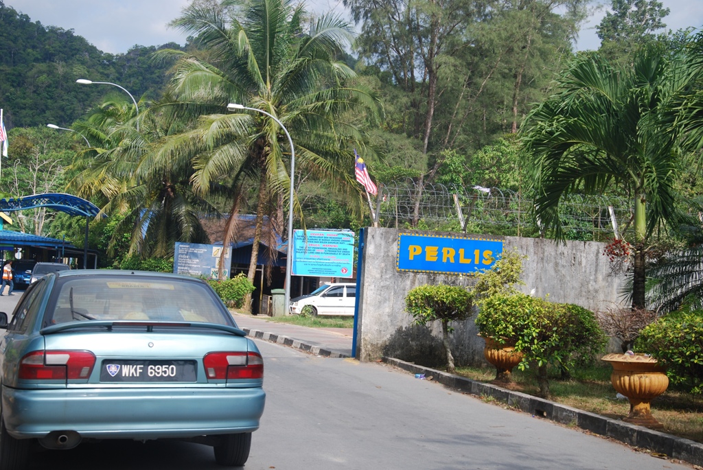 Sebuah Istana Cerita: Melihat Sempadan Malaysia - Thailand di Satun/Perlis