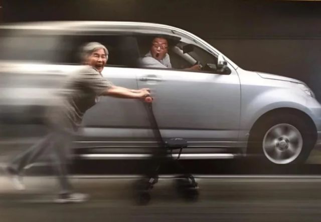 Pasti Kasihan Lihat Foto Nenek Digantung, Tapi Faktanya Bikin Kita Kagum Pasti Kasihan Lihat Foto Nenek Digantung, Tapi Faktanya Bikin Kita Kagum