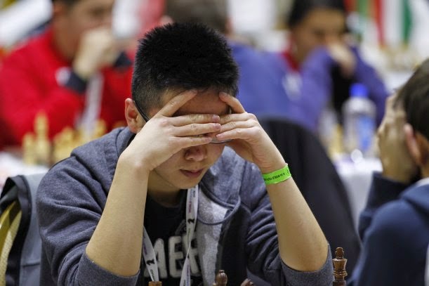 Un jeune joueur d'échecs en pleine concentration - Photo © site officiel
