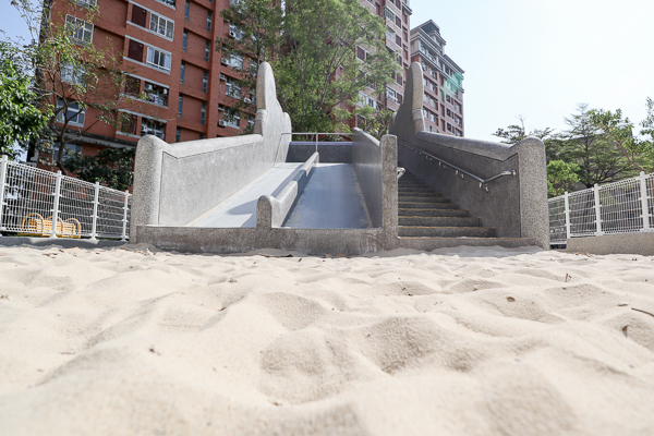 台中南區永興公園石虎溜滑梯好可愛，還有沙坑和體健設施