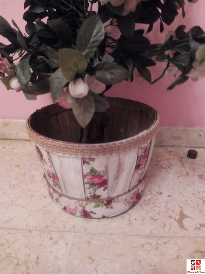 reciclar una maceta con decoupage