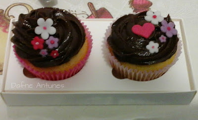 cupcakes delicados com coração e flores