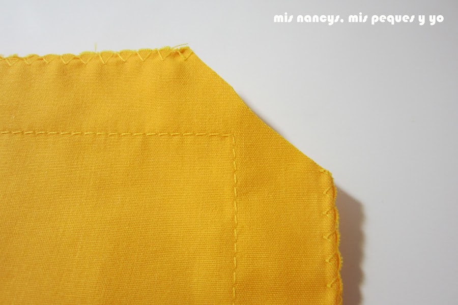 mis nancys, mis peques y yo, tutorial DIY funda de cojín sencilla con cremallera y volante, cortar esquinas