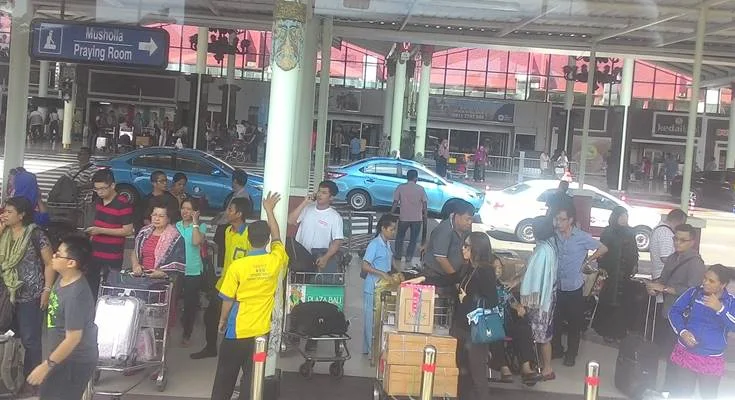 penumpang bus di bandara soekarno-hatta