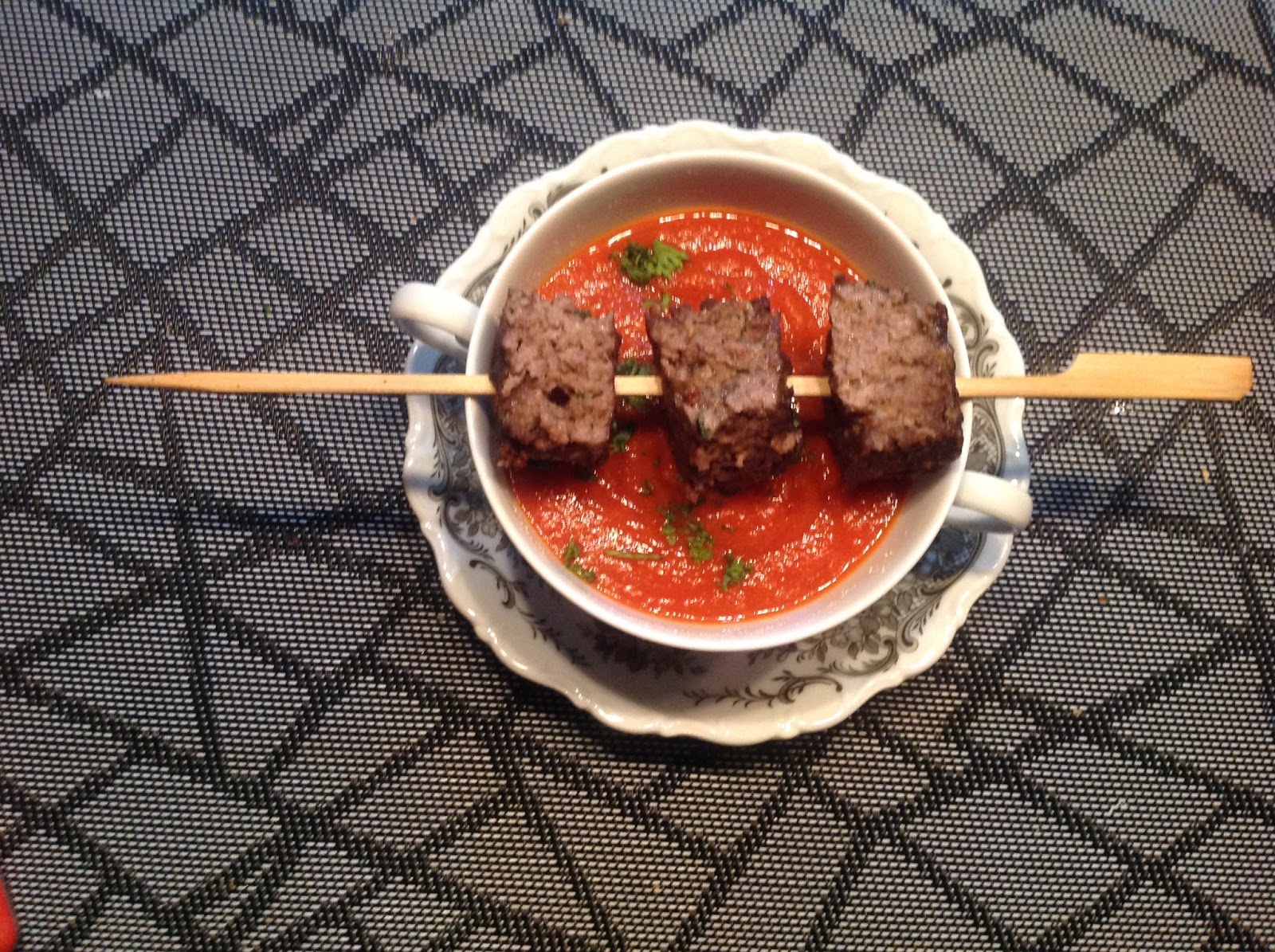 Wessels low carb Welt: Scharfe Tomatensuppe mit Hackspießen Wessels low carb Welt: Scharfe Tomatensuppe mit Hackspießen