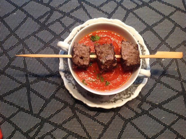 Wessels low carb Welt: Scharfe Tomatensuppe mit Hackspießen