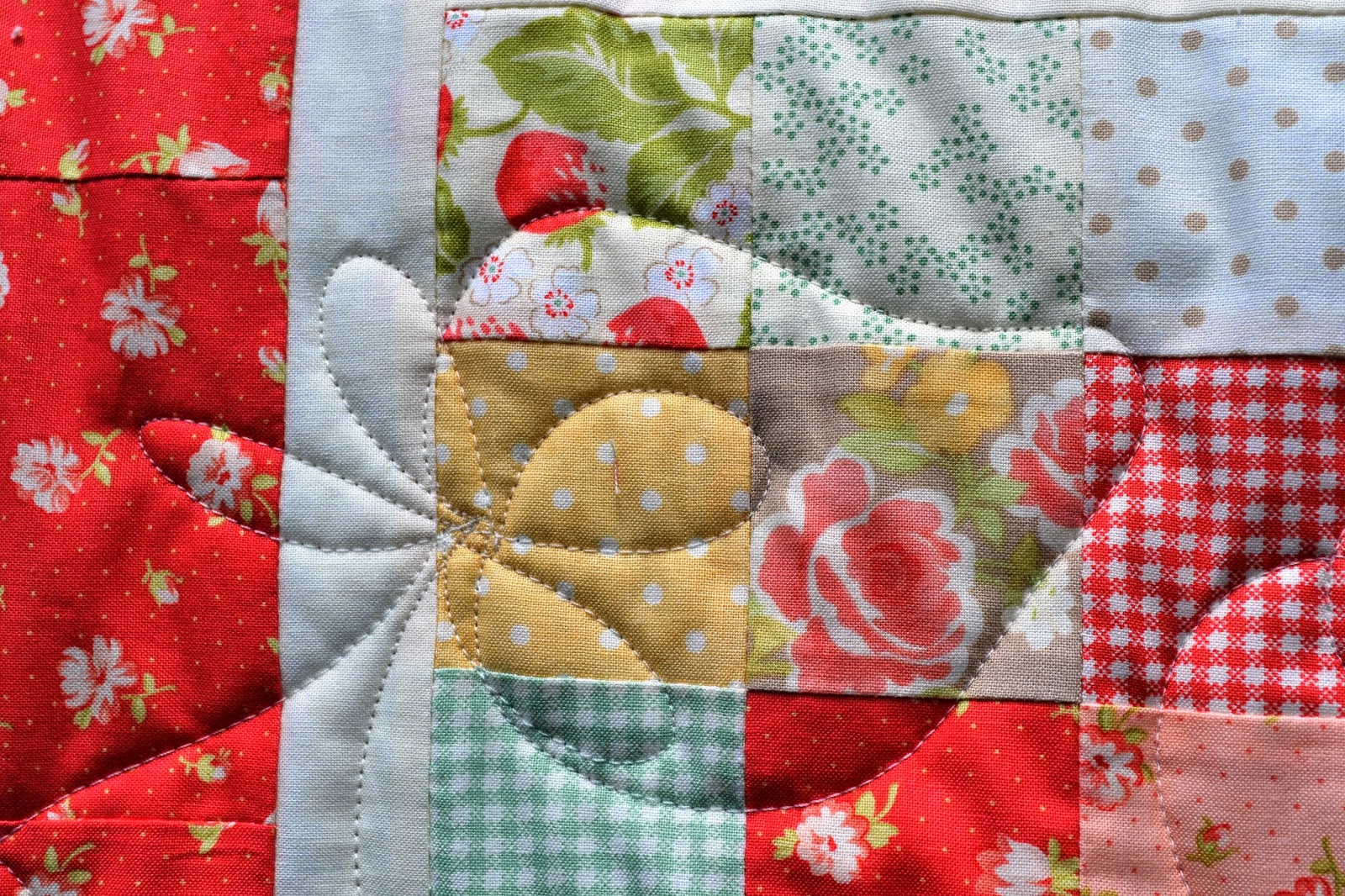 Porch Swing Quilts: Friday Finish: Strawberry Fields Shortcake quilt