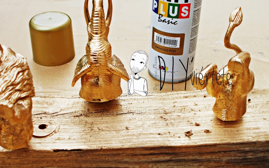 DIY-perchero-reciclaje-animales de plástico-juguetes-spray dorado-7