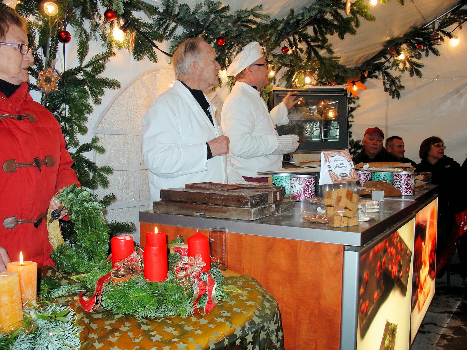 Gingerbread and Advent wreath-making demonstration inside a cozy little tent in Passau.