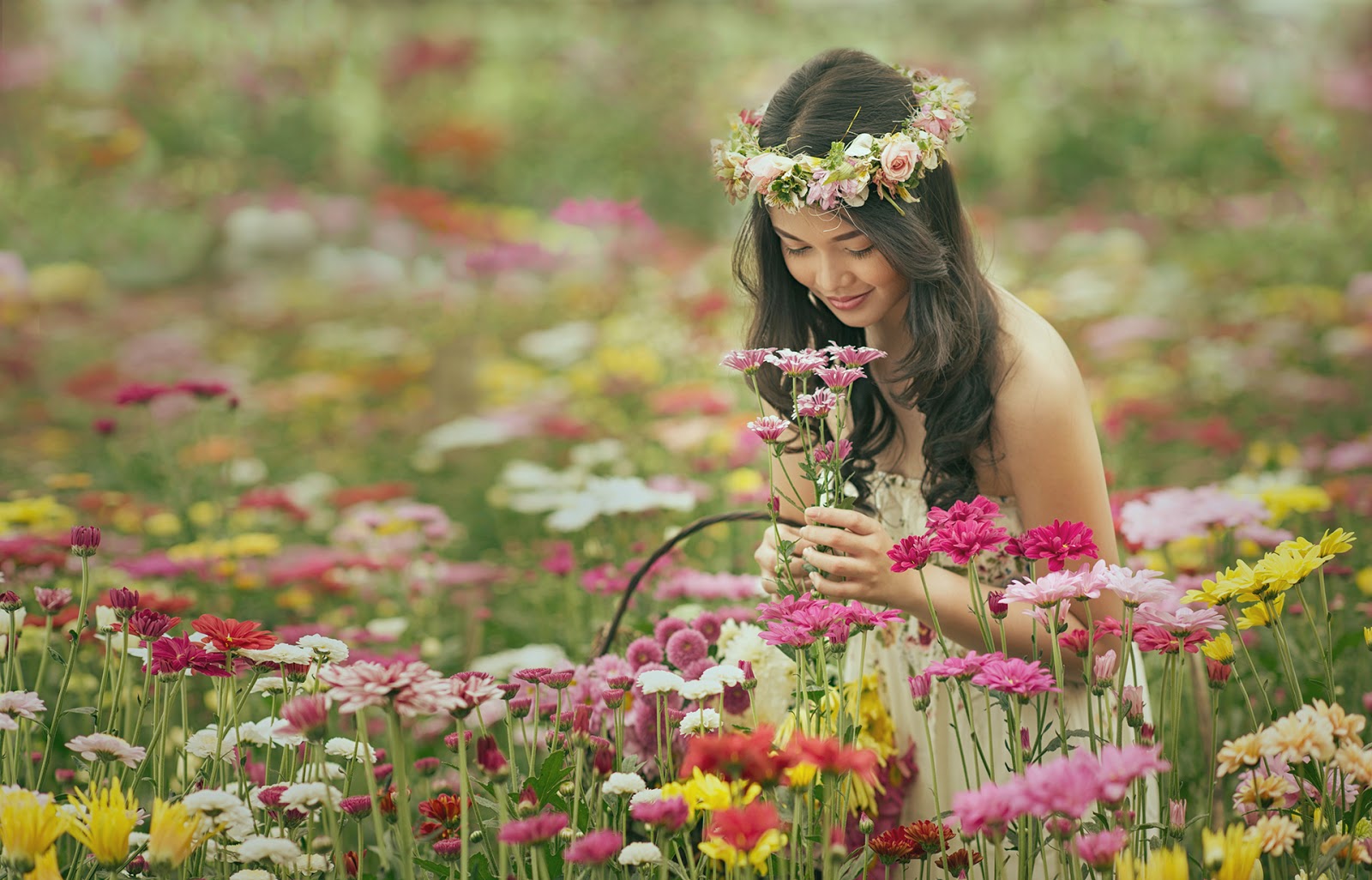 гармония женственность. цветок женственности. фотосессия в цветах. счастливая девушка с цветами. цветок женственности.