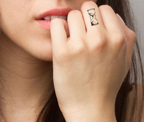 vemos a una mujer joven con un tatuaje pequeño, el tatuaje es de estilo hipster