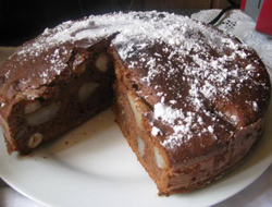 Šokoladinis pyragas su kriaušėmis ir lazdyno riešutais receptas