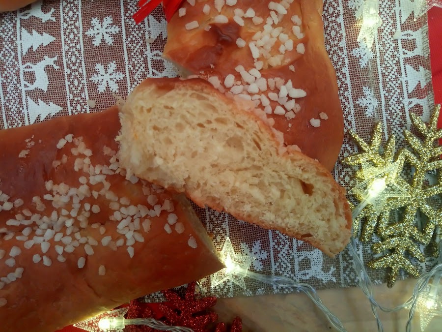Roscón de Reyes con aceite de oliva virgen extra. Receta tradicional navideña. Masas, levados, agua de azahar, AOVE, hecho en casa, reyes magos, ilusión, receta sencilla. Desayuno, merienda, postre.