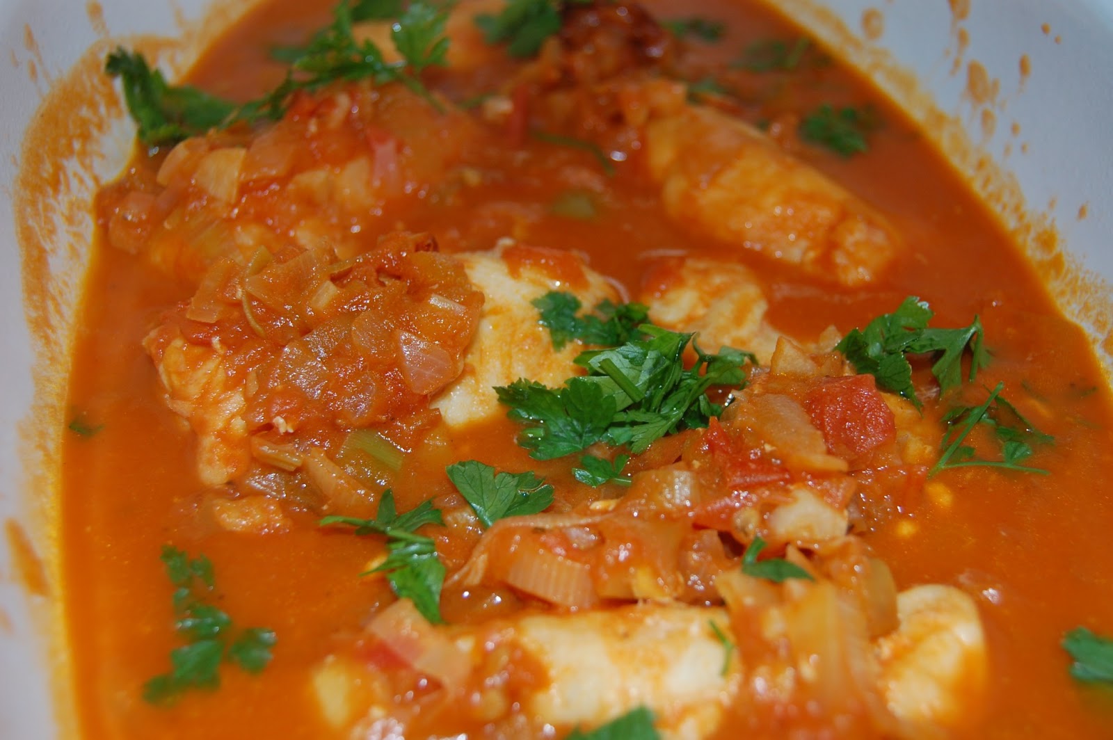 Paprica e Alecrim: Pescada estufada com tomate