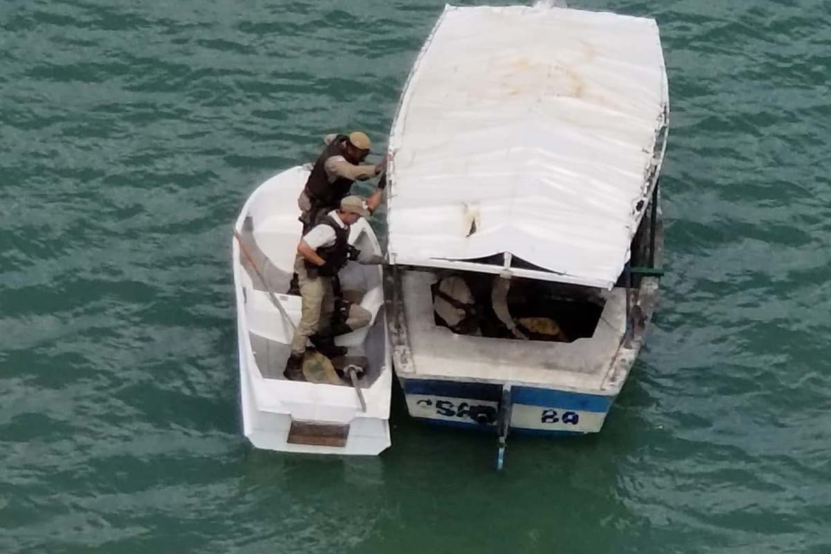 Dupla suspeita de assaltar ônibus é presa ao fugir pelo mar em Salvador