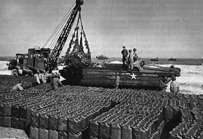 [Imagen: jerrycan%2BDUKW-and-crane-slapton-sands-1944.jpg]
