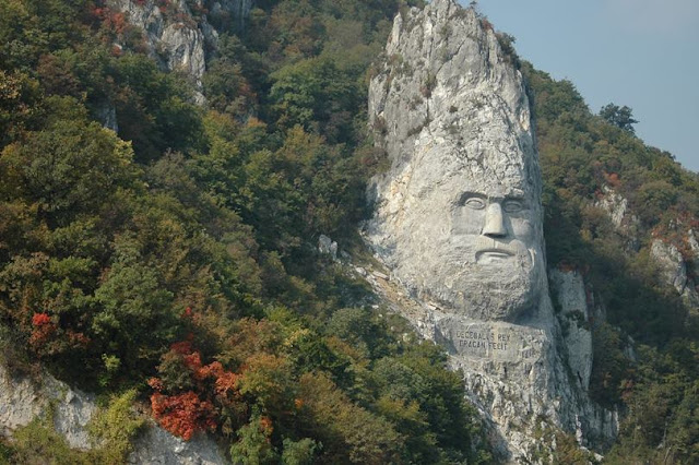 पहाड़ की दीवार पर खुदी हुई है यूरोप के अंतिम राजा की सर्वोच्च रॉक-मूर्तिकला 