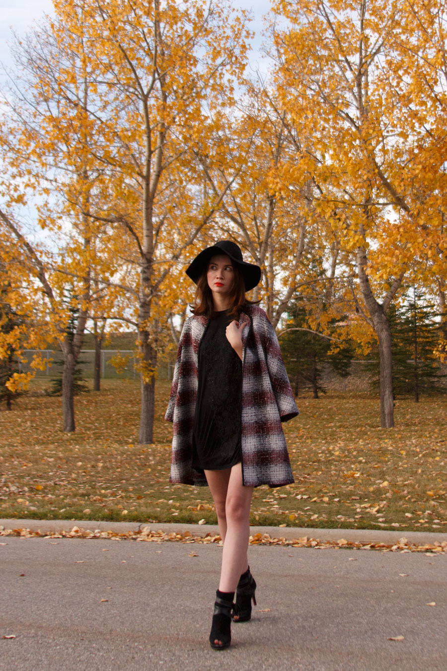 trapeze coat, checked coat, fall fashion, autumn fashion, baroque trend, embellished dress, floppy hat