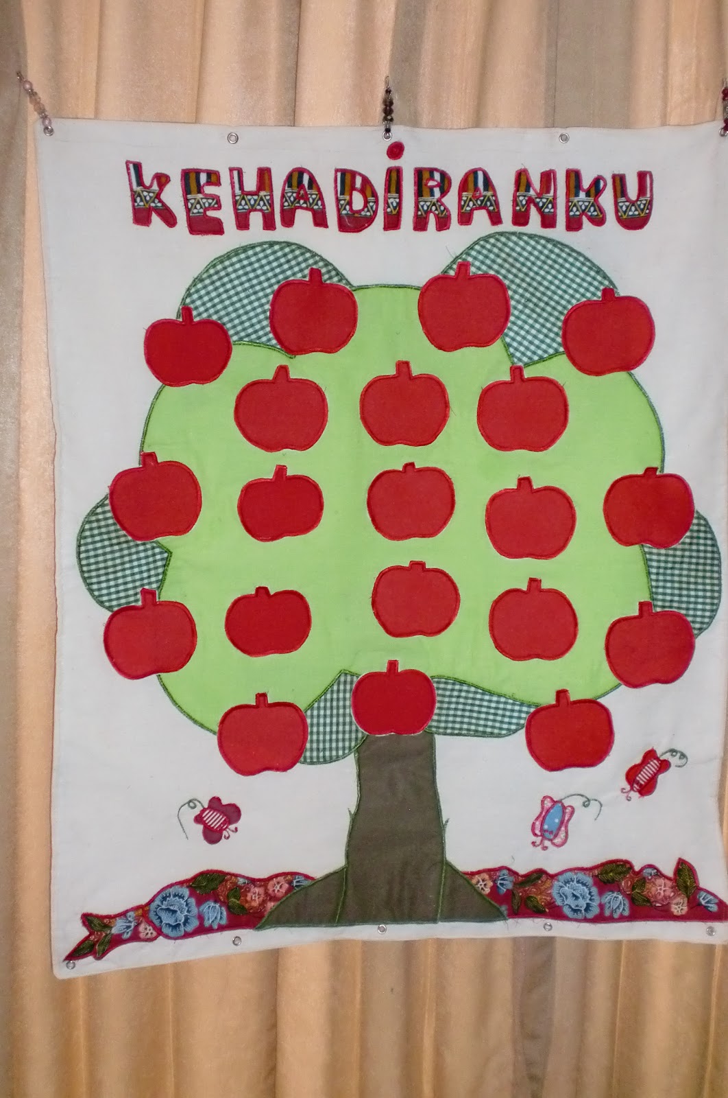 absensi kreatif dengan pohon apel