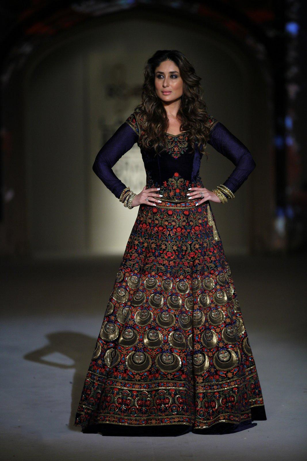 High Quality Bollywood Celebrity Pictures Kareena Kapoor Looks Smoking Hot As She Walks Ramp