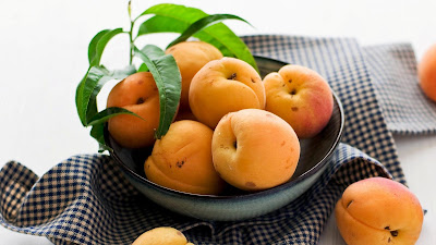 wallpaper buah aprikot dalam mangkok