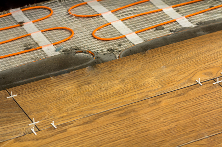 Wie verlegt man eine elektrische Fußbodenheizung?