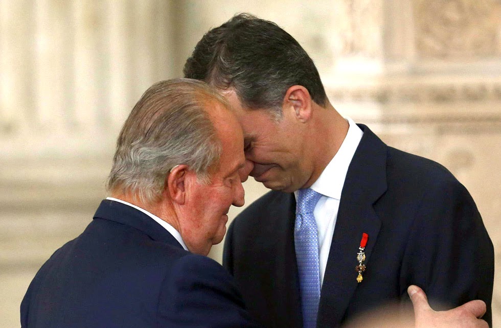 La NO valoración del reinado de Juan Carlos I.Momento de enorme trascendencia y significado.El rey Juan Carlos abraza al príncipe de Asturias tras firmar su abdicación. Felipe VI