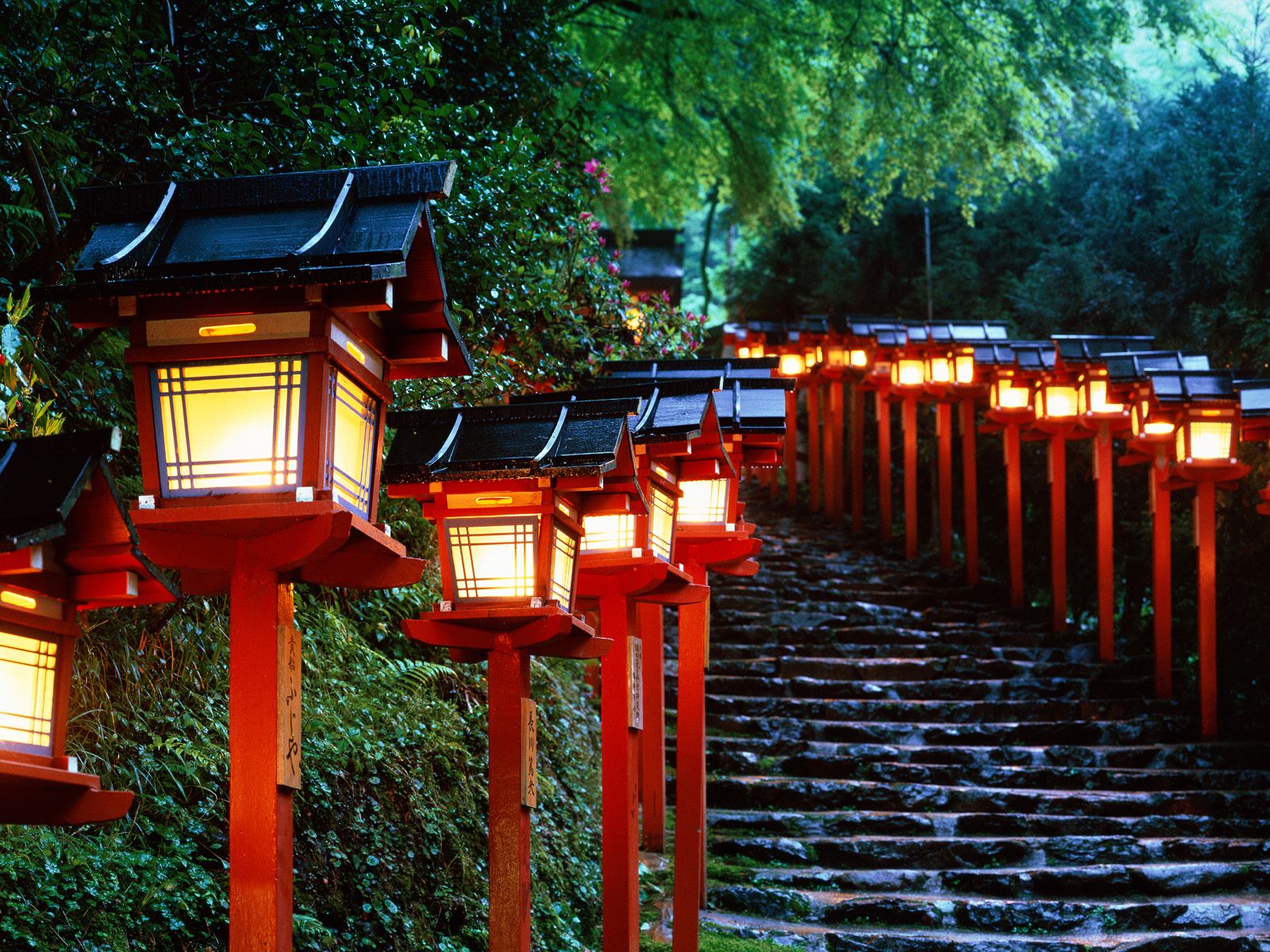 http://3.bp.blogspot.com/-GzdY5-rh_FI/TrRNk3HeW_I/AAAAAAAAA3I/kn2lH5wlvR0/s1600/Kibune-Shrine-Kyoto-Japan-1-1600x1200.jpg