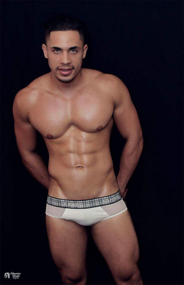 Lucas Braz posa de cueca para ensaio sensual e mostra o corpo sarado. Foto: Mauricio Mendes