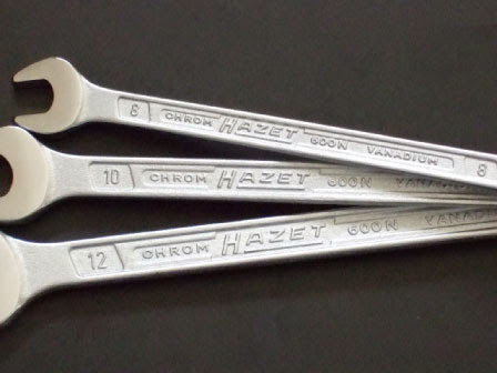 見方によっては「おもちゃ」チックにも見えてしまう質感のコンビレンチ 工具ショップでこのレンチの表面処理は特徴的なのですぐ解ります。 ハゼットのコンビネーションレンチ