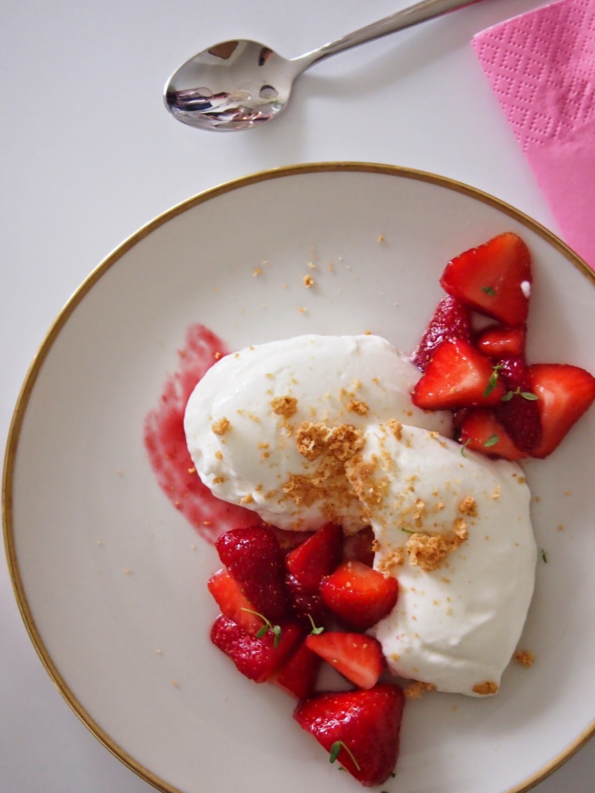 dieZuckerbäckerei: Joghurt-Vanille-Mousse mit Erdbeersalat und Knusper